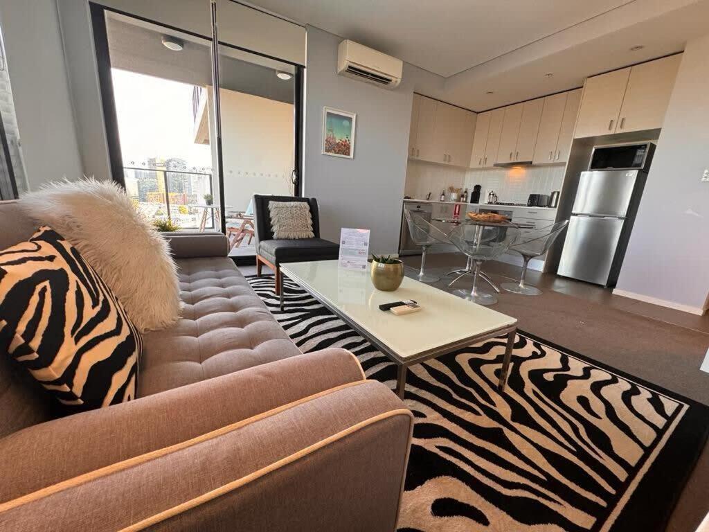 Redfern One Bedroom Apartment With Views Sydney Exterior photo